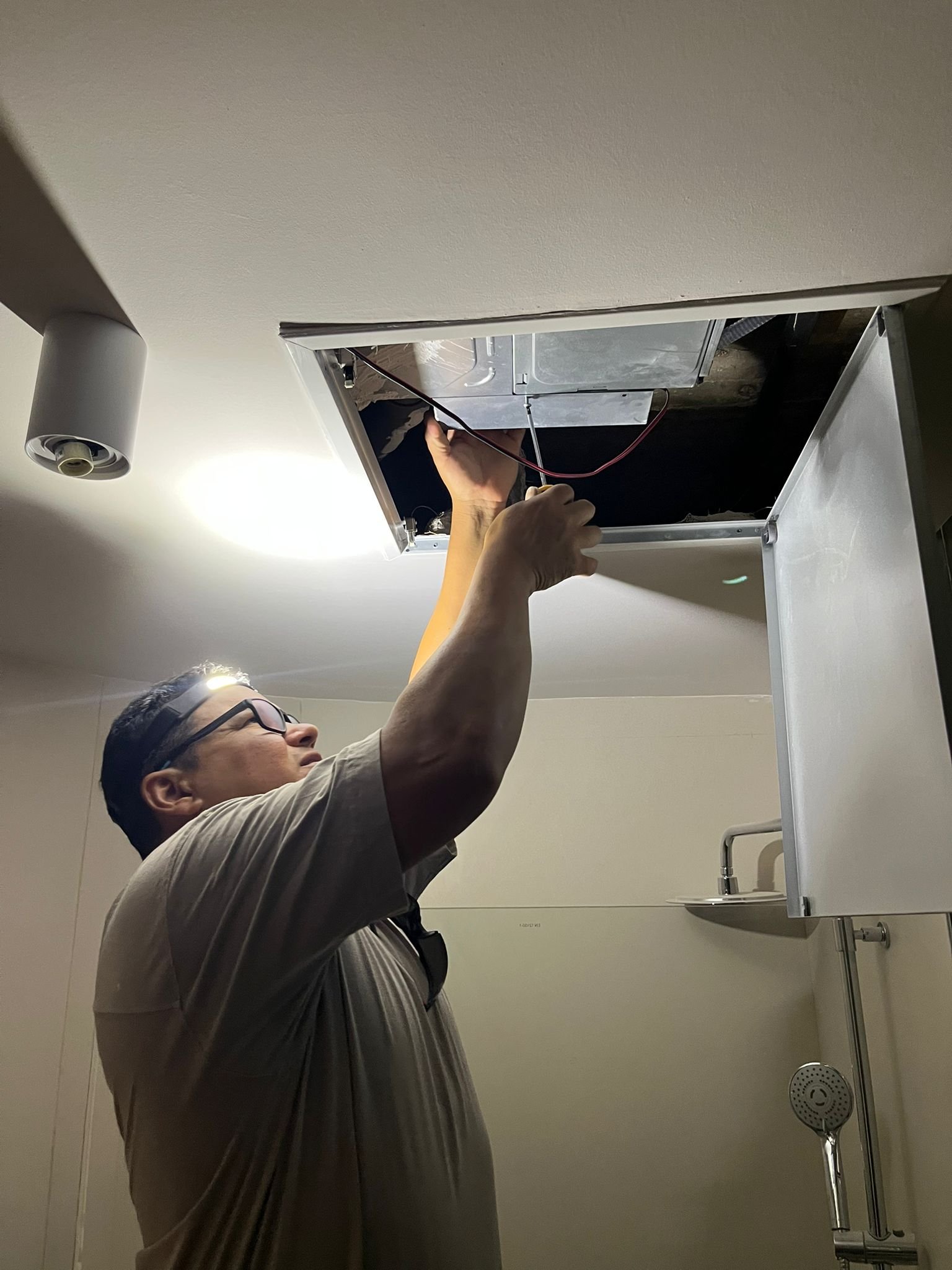 Técnico de Air Electric instalando un equipo de aire acondicionado
